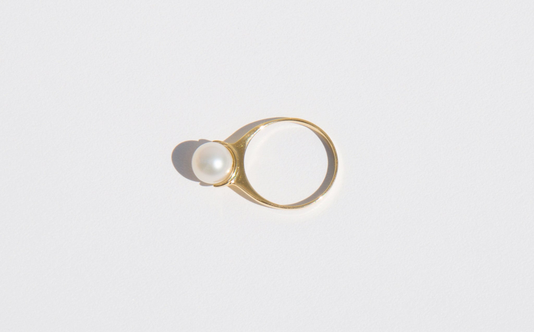 Saskia Diez Pearl Ring Solitaire